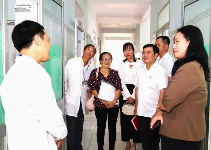 Phó Chủ tịch UBND tỉnh- Nguyễn Thị Bé Mười làm việc tại Trạm Y tế xã Lương Phú và Lương Hòa