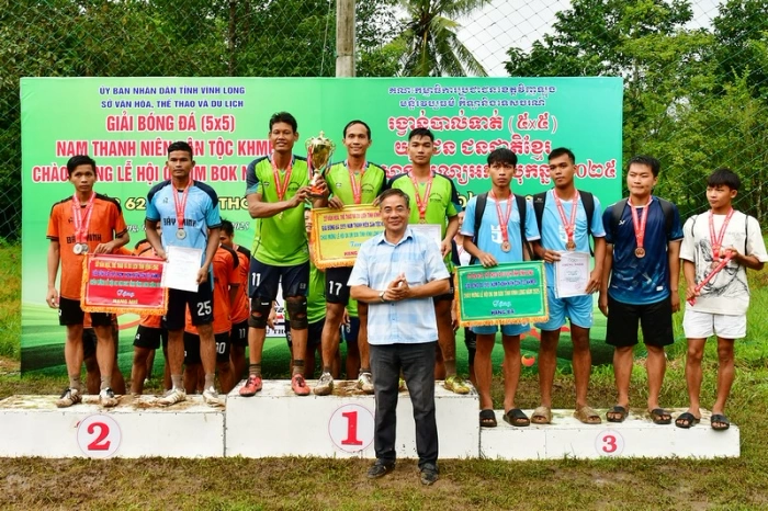 Đội xã Ngũ Lạc hạng Nhất Giải bóng đá nam thanh niên dân tộc Khmer