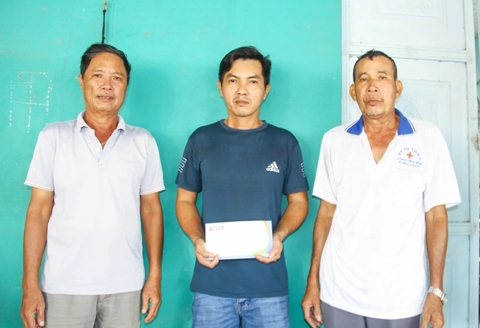 Trao tiền bạn đọc ủng hộ bà Lê Thị Lan