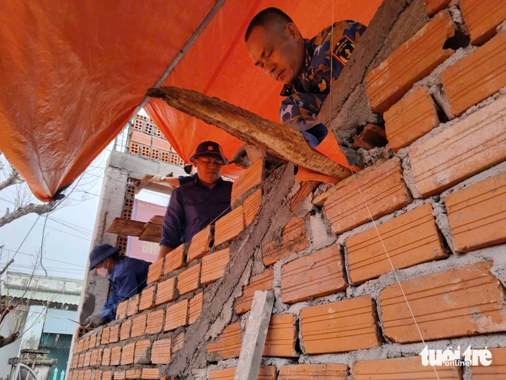 Bộ đội vào vai 'thợ đụng', thợ điện nước, thần tốc xây nhà cho dân vùng lũ