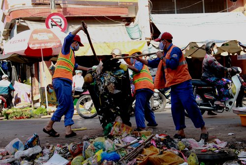 Công nhân vệ sinh cũng bắt đầu quét dọn các tuyến đường chuẩn bị cho đón giao thừa