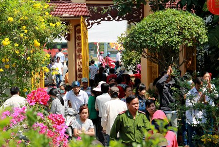 Dòng người ra vào chiêm bái tại chùa Quán Âm (Tân Ngãi).