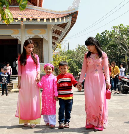 Đi lễ chùa đầu năm mới.