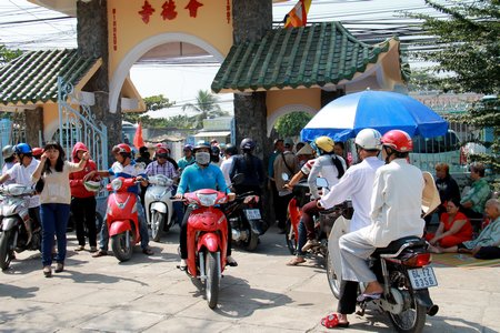 Quang cảnh đông đúc tại một cơ sở thờ tự trên địa bàn TP Vĩnh Long.