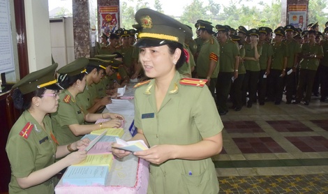 Đông đảo cử tri là cán bộ, chiến sĩ Công an tỉnh tham gia bầu cử tại Tổ X.