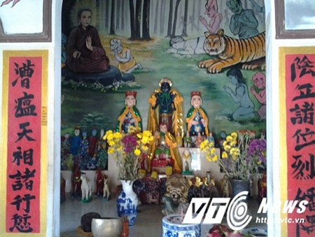 Bức tranh sơn dầu ở chùa Hóc Ông Che (xã Hóa An, TP Biên Hòa) tái hiện chuyện con người cảm hóa cọp dữ thành hiền lành, biết học đạo tu hành. Ảnh : Trí Bùi
