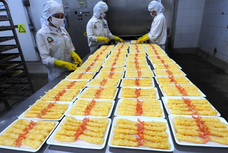 Sản phẩm tôm sú tẩm bột xù đông lạnh. Ảnh: VINH HIỂN