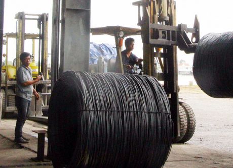 Giá sắt thép đang tăng, ảnh hưởng đến tiến độ thi công công trình.