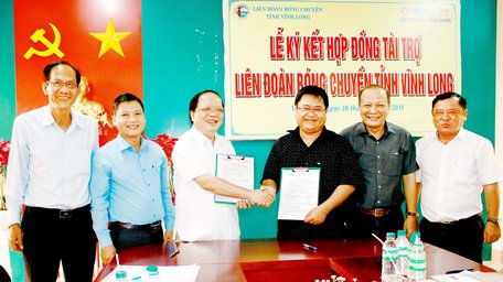 Ông Phạm Thanh Hải- Giám đốc LienVietPostBank chi nhánh Vĩnh Long (phải) bắt tay ông Nguyễn Văn Diệp- Chủ tịch Liên đoàn Bóng chuyền tỉnh Vĩnh Long trong buổi ký kết tài trợ.