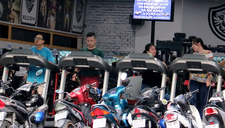 Những phòng tập với máy móc, dụng cụ tập luyện đa dạng luôn đông đúc khách vào mỗi sáng- chiều.