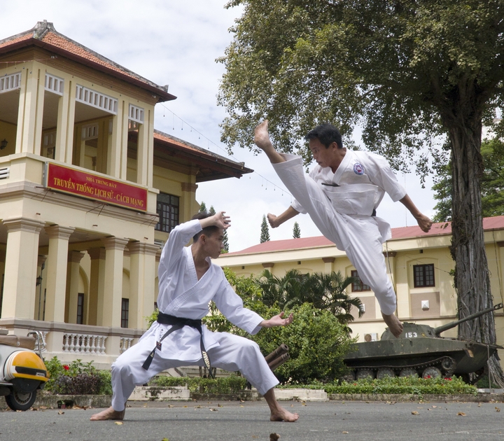 Luyện võ không chỉ giúp rèn luyện thân thể mà còn nâng cao khả năng tự vệ của bản thân.