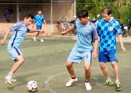 Đội Công an huyện (áo sọc, bên phải) tại mùa giải 2018.