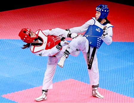 Trương Thị Kim Tuyền (giáp đỏ).