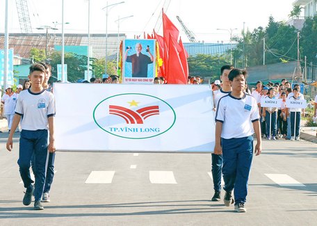 Đại hội thể thao Phường 9 (TP Vĩnh Long) diễn ra trang nghiêm và đầy phấn khởi.