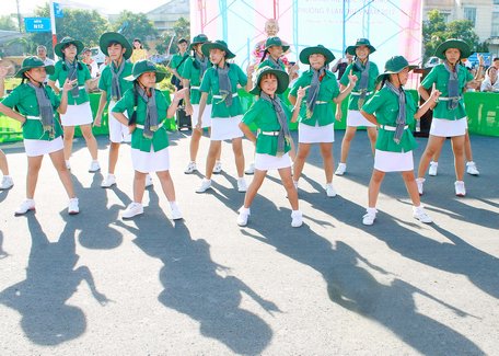 Đại hội thể thao Phường 9 (TP Vĩnh Long) còn có màn đồng diễn thể dục, múa hát tại lễ khai mạc.