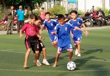 Pha tranh bóng môn bóng đá khối tiểu học.