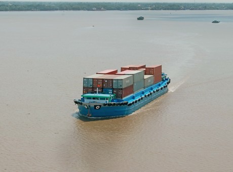 Sông Tiền- tuyến đường thủy quan trọng nối Vĩnh Long với các tỉnh và quốc tế. Trong ảnh: Lưu thông hàng hóa trên sông Tiền. Ảnh: DƯƠNG THU