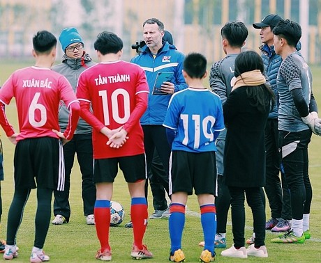Giám đốc bóng đá PVF Ryan Giggs- cựu cầu thủ huyền thoại của đội bóng Ngoại hạng Anh Manchester United (đứng giữa) trong buổi tập với các học viên xuất sắc của PVF.