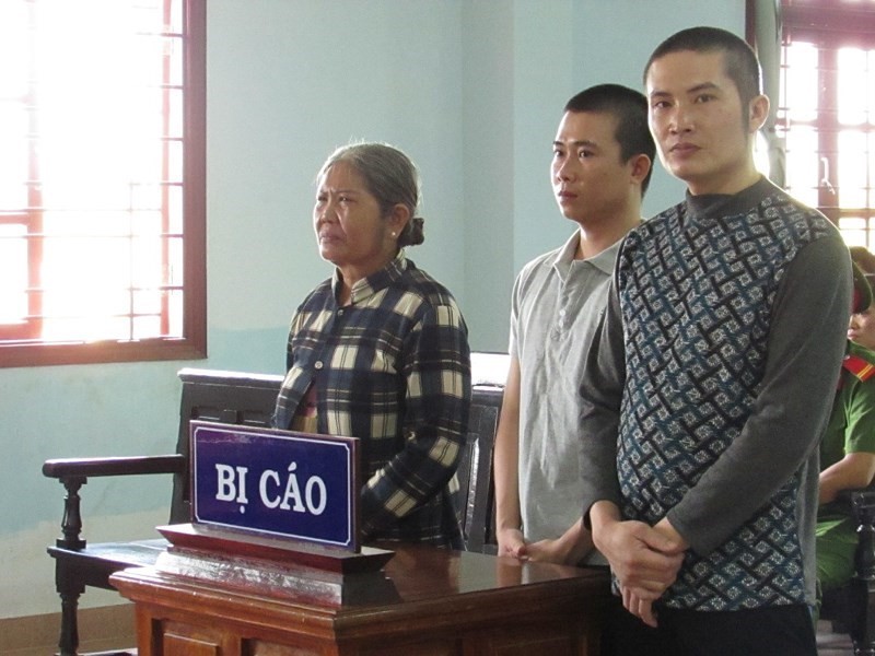 Mẹ con bị cáo Lâm và Chiều tại phiên tòa phúc thẩm ngày 20/4. Ảnh: NN
