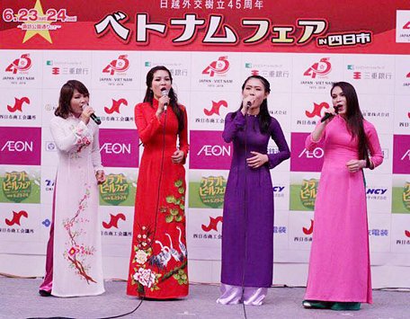 Kim Xuyến (thứ 2 từ phải sang) cùng các bạn trong một ngày hội âm nhạc Việt Nam ở Nhật Bản (ảnh nhân vật cung cấp).