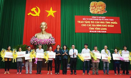 Phó Chủ tịch nước- Đặng Thị Ngọc Thịnh, Chủ tịch Hội LHPN Việt Nam Nguyễn Thị Thu Hà cùng lãnh đạo Công ty CP Đầu tư kinh doanh địa ốc Hưng Thịnh tại buổi lễ trao 50 căn nhà tình nghĩa cho các gia đình.