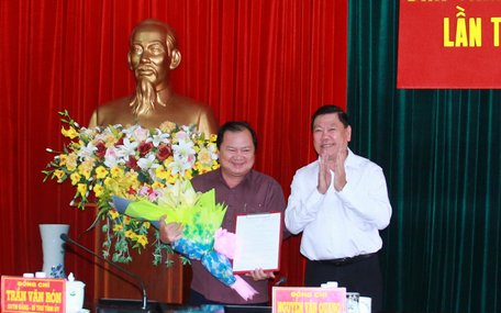 Đồng chí Trần Văn Rón- Ủy viên BCH Trung ương Đảng, Bí thư Tỉnh ủy- trao quyết định nghỉ hưu (theo chế độ) cho đồng chí Nguyễn Văn Quang.