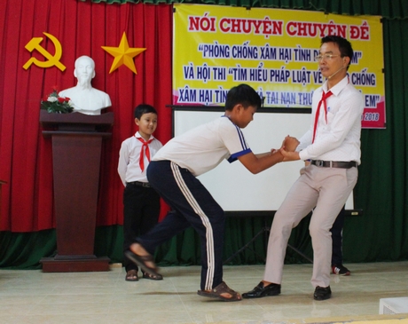 Học sinh quan tâm cách phòng tránh xâm hại tình dục trẻ em.