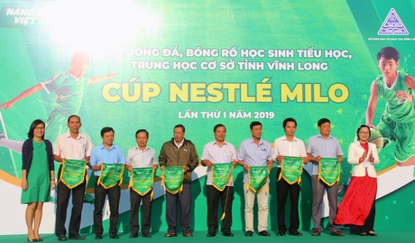 Ban tổ chức trao cờ lưu niệm cho các đơn vị tham gia.