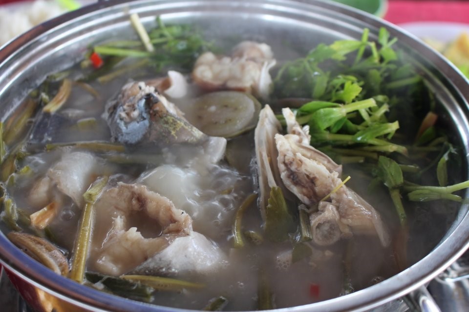 Nồi lẩu cá vồ chó thơm ngon chỉ có ở đầm Thị Tường.
