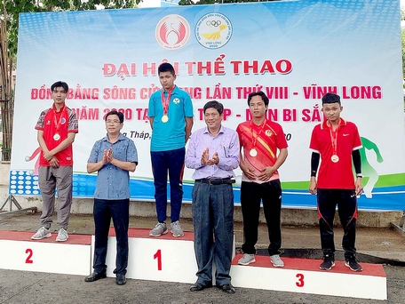 Lê Tấn Đạt (Vĩnh Long- bục 1) nhận HCV nội dung bắn bi kỹ thuật nam.