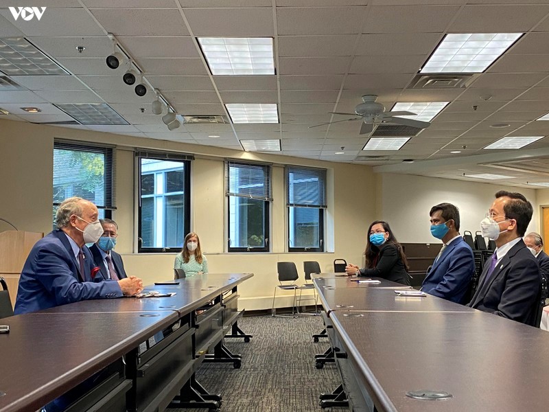 Đại sứ Hà Kim Ngọc làm việc với đại diện chính quyền bang Maryland.