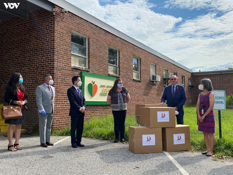 Đại sứ Hà Kim Ngọc và Bộ trưởng Ngoại giao bang Maryland John Wobensmith tại lễ trao tặng khẩu trang.