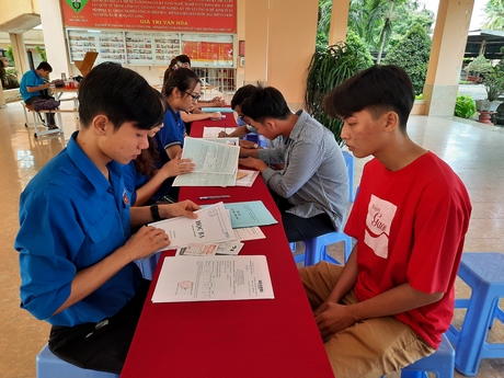 Thí sinh làm thủ tục nhập học sáng 6/10, tại Trường ĐH Sư phạm kỹ thuật Vĩnh Long.