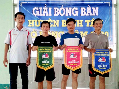 BTC trao giải thưởng cho các VĐV đạt giải bóng bàn.