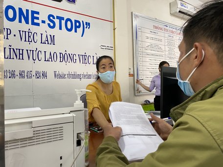 Người lao động làm thủ tục hưởng bảo hiểm thất nghiệp. (ảnh chụp ngày 18/2/2021).