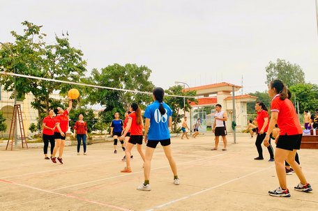 Giao lưu bóng chuyền hơi trên địa bàn huyện Mang Thít.