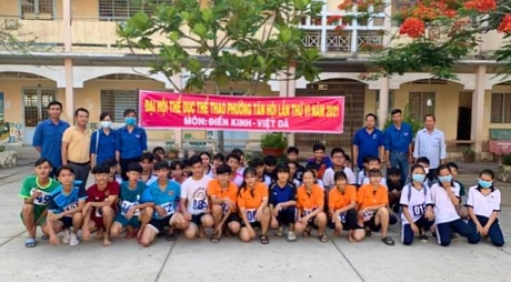 Các VĐV tham gia thi đấu giải việt dã và điền kinh.