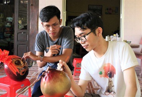 Dừa vẽ 3D tất bật ra thị trường Tết.