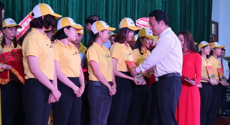 Lãnh đạo UBND tỉnh trao giấy phái cử cho các thực tập sinh qua làm việc tại Nhật Bản (hồi tháng 9/2019).