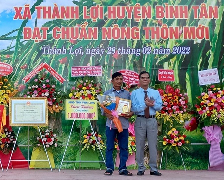 Phó Chủ tịch Thường trực UBND tỉnh- Lê Quang Trung trao bằng khen cho cá nhân có thành tích đóng góp trong xây dựng NTM.