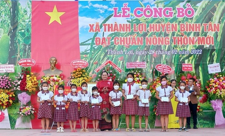 Bà Lê Thị Lệ Uyên- Phó Chủ tịch UBMTTQ Việt Nam tỉnh Vĩnh Long trao học bổng cho học sinh hiếu học.