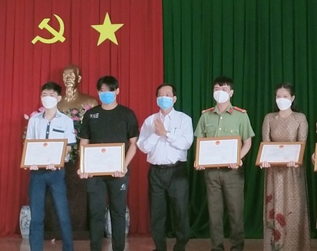 Các tác giả nhận giải cuộc thi nhiếp ảnh “Nét đẹp Du lịch Vĩnh Long” lần thứ II năm 2021; giải sáng tác video clip và bài viết giới thiệu, cảm nhận về du lịch Vĩnh Long.