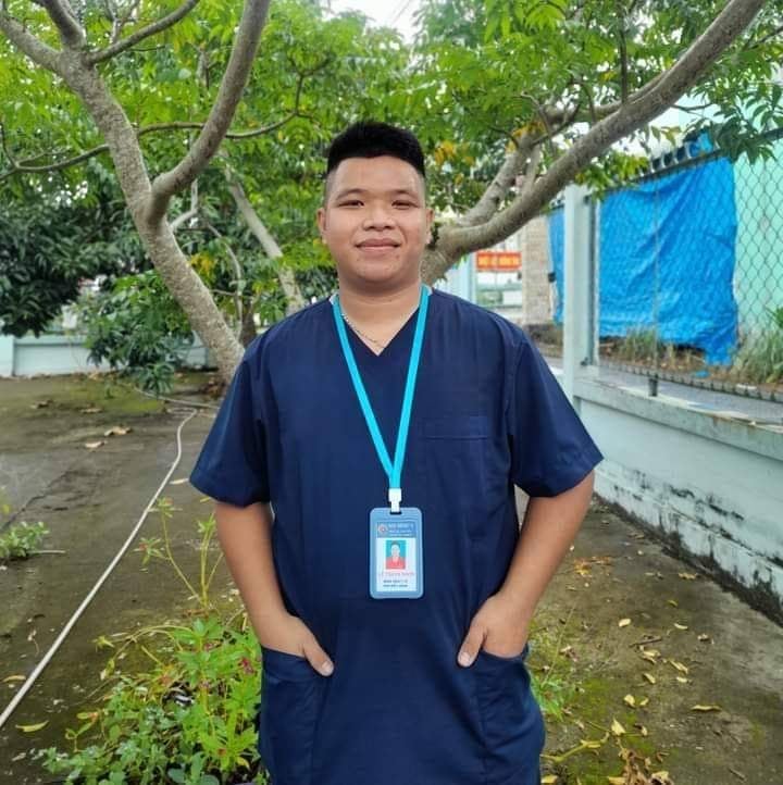 Tài xế Lê Thành Nhơn của đội xe chuyển bệnh từ thiện Hội Đông y TX Bình Minh.