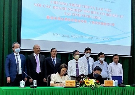 Ký kết biên bản cam kết đầu tư giữa tỉnh Vĩnh Long và nhà đầu tư.