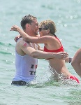 Cặp đôi Taylor Swift và Tom Hiddleston tình tứ khi tắm biển