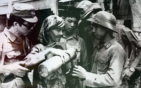 Các chiến sĩ tình nguyện Việt Nam tại Lào. Ảnh tư liệu