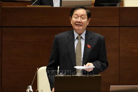 Bộ trưởng Bộ Nội vụ Lê Vĩnh Tân phát biểu làm rõ một số vấn đề đại biểu Quốc hội nêu. Ảnh: Văn Điệp/TTXVN