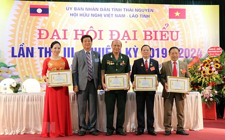 Trao tặng Kỷ niệm chương, Bằng khen, Giấy khen cho các tập thể, tổ chức thành viên và các cá nhân của Hội hữu nghị Việt Nam-Lào tỉnh Thái Nguyên vì đã có những đóng góp tích cực trong nhiệm kỳ 2014-2019. (Ảnh: Thu Hằng/TTXVN)