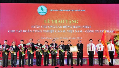  Phó Thủ tướng Thường trực Trương Hòa Bình trao Huân chương Lao động hạng Nhất cho Tập đoàn Cao su Việt Nam. 