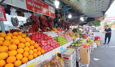 Chuyển đổi số là bài giải “sống còn” đối với chợ.  Trong ảnh: Một điểm chấp nhận thanh toán không dùng tiền mặt ở chợ Vĩnh Long.